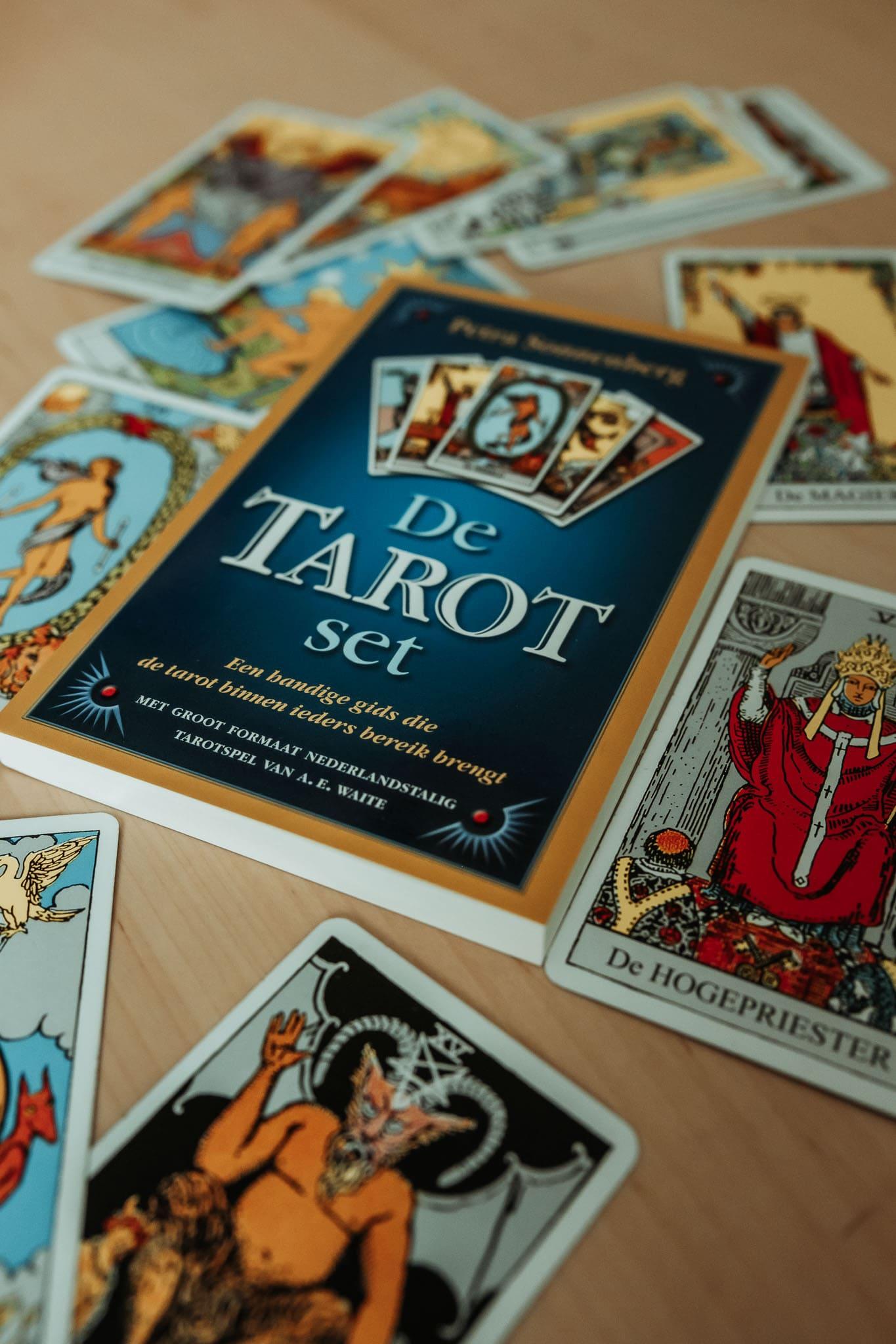 Tarotkaarten op dressoir.